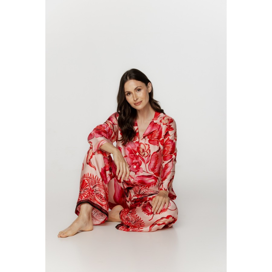 Pijama interior Tencel rojo estampado en postura sentada